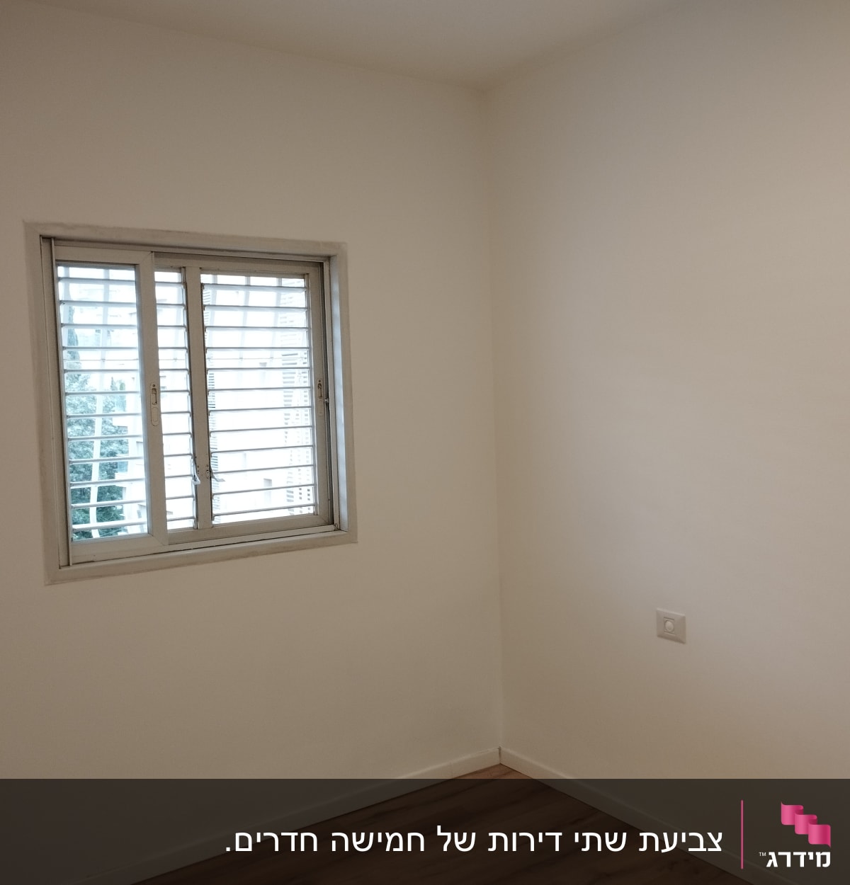 קיר צבוע בלבן עם חלון קטן